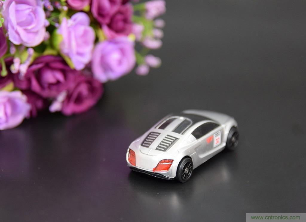 虛擬與現(xiàn)實(shí)相結(jié)合的飛車游戲，讓你體驗(yàn)速度與激情的碰撞！