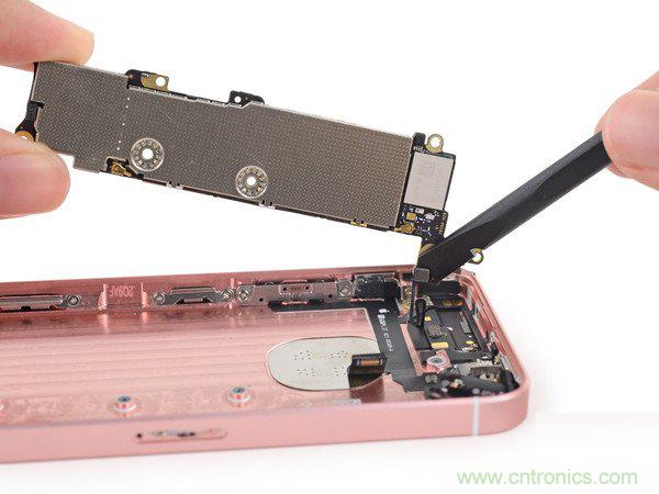 有什么地方?jīng)]有變？iPhone SE真機(jī)拆解