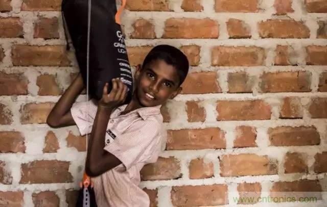 單靠重力就能工作的燈，將為15億人帶來光明