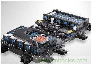 【導(dǎo)讀】電池管理系統(tǒng)（BMS）作為實(shí)時(shí)監(jiān)控、自動(dòng)均衡、智能充放電的電子部件，起到保障安全、延長壽命、估算剩余電量等重要功能，通過一系列的管理和控制，保障電動(dòng)汽車的正常運(yùn)行。   據(jù)相關(guān)統(tǒng)計(jì)，2013年全球電池管理系統(tǒng)市場產(chǎn)值成長逾10%，2014年至2016年成長幅度將大幅躍升至25-35%。到2020年前，電動(dòng)汽車將保持約15%~30%的年復(fù)合增長率，除了純電動(dòng)汽車、插電式混合動(dòng)力汽車和混合動(dòng)力汽車的數(shù)量增長之外，新型的48V輕度混合動(dòng)力系統(tǒng)也將顯著促進(jìn)增長。鑒于此，電子發(fā)燒友采訪了美國力特公司（Littelfuse）中國區(qū)銷售總監(jiān)查勇。  針對當(dāng)前市場，力特公司中國區(qū)銷售總監(jiān)查勇談到，當(dāng)前基于低或零排放而改善空氣質(zhì)量的需求，對汽車提出更高的效率要求，隨著整個(gè)汽車中電負(fù)載的增加（如汽車動(dòng)力的提升、多媒體用電等），要求高電壓供電以及更強(qiáng)大的供電系統(tǒng)。  目前電動(dòng)汽車/混合動(dòng)力汽車架構(gòu)主要有四類：一是HEV（Hybrid），油、電混合動(dòng)力，電池靠發(fā)動(dòng)機(jī)充電；二是PEV（Plug-in），油、電混合，電池需外部充電；三是BEV（ Battery Electric Vehicle），純電池供電；四是化學(xué)燃料電池供電。查勇表示，當(dāng)前油、電混合動(dòng)力汽車占有的市場比例比較大，后期會(huì)慢慢往純電動(dòng)轉(zhuǎn)型。   那么，鋰離子電池有哪些優(yōu)勢？  我們知道，電動(dòng)汽車的供電系統(tǒng)是由若干個(gè)鋰離子電池組成的。   鋰電池組是由一個(gè)個(gè)電池單元組成，每一個(gè)電池組大約有500~7000個(gè)單元，這對電池的管理與控制提出了更高的要求。   鋰電池技術(shù)將是任何類型電動(dòng)汽車的基礎(chǔ)。查勇表示，目前還在不斷改進(jìn)之中，未來將提供所需的最佳成本及功能性，對于成本在未來幾年里預(yù)計(jì)將降低四分之一到三分之一，而能量密度具有相同的增長幅度。在上圖中，鉛酸電池、鎳氫電池、鋰離子電池的比較表，可以看到鋰離子電池在功率密度和充電循環(huán)壽命上的優(yōu)勢是其它無法替代的。    鋰電池系統(tǒng)存在哪些技術(shù)瓶頸？   對于鋰離子電池技術(shù)方面，還有很多地方需要進(jìn)一步完善，查勇談到主要有三點(diǎn)：  其一，充放電狀態(tài)。當(dāng)充放電狀態(tài)在一定范圍內(nèi)時(shí)電池才能安全可靠地運(yùn)行，高放電和過充電會(huì)降低鋰離子電池的效率和壽命，理想的荷電狀態(tài)為最大充電量的20%至90%左右；  其二，安全電池工作電壓。保持電池電壓在最低2 V和最高4.2 V之間，過高的電池電壓會(huì)導(dǎo)致過多的電流流動(dòng)，在最壞的情況下，短路會(huì)破壞電池；  其三，熱管理。溫度控制尤為重要，因?yàn)檫^高的溫度可能會(huì)在負(fù)極過程中導(dǎo)致一種聯(lián)鎖反應(yīng)，從而導(dǎo)致因可能的電極短路以及可燃?xì)怏w從有機(jī)溶劑（電解液）中除氣而發(fā)生危險(xiǎn)情況。  要使電池工作在可靠和安全的狀態(tài)，就必須管理電池的充、放電狀態(tài)，及監(jiān)管電池的安全工作電壓，目前大多采用的是主動(dòng)均衡和被動(dòng)均衡技術(shù)。查勇補(bǔ)充到，對于保護(hù)器件保險(xiǎn)絲而言，小體積，高電壓仍是一個(gè)技術(shù)難點(diǎn)。  安全性方面該如何把控？  鋰離子電池需要通過電池管理系統(tǒng)進(jìn)行仔細(xì)監(jiān)測和調(diào)節(jié)，對電池管理系統(tǒng)本身進(jìn)行保護(hù)是保證這一重要的系統(tǒng)在所有情況下（組裝、保養(yǎng)、正常操作）安全可靠。    在短路情況下，會(huì)在電力線上引起強(qiáng)大的電流。查勇表示，針對這樣的情況，推薦使用具有較高分?jǐn)嗄芰Φ谋ｋU(xiǎn)絲的合適的熔斷技術(shù)，如力特公司的0HEV系列。電池管理系統(tǒng)通常通過高阻抗感應(yīng)線連接，因此短路電流會(huì)顯著降低，允許使用電子保險(xiǎn)絲，電當(dāng)然壓高低要求取決于電池結(jié)構(gòu)。   針對電池保護(hù)，力特保險(xiǎn)絲和TVS二極管保護(hù)具有很大的優(yōu)勢：   1） 作為全球保護(hù)器件的領(lǐng)導(dǎo)者，力特提供全系列的保護(hù)器件，包括Fuse、PPTC TVS Diode、TVS Diode Array，同時(shí)提供不同的保護(hù)方案；  2） 所有器件滿足AEC-Q101和AEC-Q200汽車認(rèn)證；  3） LAB 能針對客戶提供多樣的測試需求。   查勇指出，隨著越來越多的汽車應(yīng)用（如電池傳感器線路保護(hù)）依賴電子保險(xiǎn)絲，在目前汽車中使用的電子保險(xiǎn)絲沒有定義官方標(biāo)準(zhǔn)的情況下，力特根據(jù) AEC-Q200 準(zhǔn)則制定了一項(xiàng)測試計(jì)劃，對保險(xiǎn)絲在汽車應(yīng)用的適用性和可靠性進(jìn)行測試，這項(xiàng)測試計(jì)劃包含18項(xiàng)測試，例如1000小時(shí)高溫高濕測試、1000循環(huán)溫度沖擊測試、特殊機(jī)械沖擊及振動(dòng)測試等，所用的樣本量也有更加嚴(yán)格的要求。&ldquo;只是一次測試做到了還不夠，如何保證每批貨都通過這個(gè)測試？整個(gè)質(zhì)量控制體系才能保證高品質(zhì)的一致性和持續(xù)性，這是某些廠商所不具備的，需要特別注意。&rdquo;   另外，力特不斷在汽車應(yīng)用電子保險(xiǎn)絲的合格范圍內(nèi)提供更多的產(chǎn)品。對于直流濾波電容和IGBT的保護(hù)，過去使用的是齊納二極管，但是它們無法提供與 TVS 二極管相同的優(yōu)勢，如快速響應(yīng)、更高的浪涌能力和更高的可靠性。   比如，車載充電器通過CAN 總線與其他系統(tǒng)進(jìn)行通信，在密集的汽車環(huán)境中，CAN 線路會(huì)遭受ESD或其他汽車系統(tǒng)通過耦合或傳導(dǎo)而引起的其他瞬變所導(dǎo)致的過電壓應(yīng)力。對此，查勇表示，針對CAN總線開發(fā)出了專用的保護(hù)器件，SM24CANA和SM24CANB. 其不僅具有ESD能力，還有一定的抗浪涌能力，同樣也滿足AEC-Q101汽車認(rèn)證。  不難發(fā)現(xiàn)，鋰電池系統(tǒng)是由若干單節(jié)電池組成的，架構(gòu)都比較復(fù)雜，是整個(gè)系統(tǒng)能否可靠工作的關(guān)鍵所在，也極易受到靜電、開關(guān)功率負(fù)載、感應(yīng)浪涌、過負(fù)載、短路等過電流和過電壓得威脅，因此精心選擇和正確放置保護(hù)元器件進(jìn)行過電壓和短路保護(hù)尤為重要。  最后，查勇表示，大力發(fā)展新能源汽車已成為各國共識(shí)，世界主要國家如美國、中國、日本、德國、韓國、英國等都紛紛建立了自己宏偉的新能源汽車產(chǎn)業(yè)規(guī)劃。新能源汽車的安全性問題，一直是汽車產(chǎn)業(yè)的重點(diǎn)工作之一，在展望新能源汽車快速發(fā)展的同時(shí)，我們須認(rèn)識(shí)到，穩(wěn)定、高效、安全、可靠的電池管理系統(tǒng)產(chǎn)品，是保障電動(dòng)汽車的正常運(yùn)行的關(guān)鍵，只有這樣新能源汽車才能擁有可持續(xù)發(fā)展的未來。