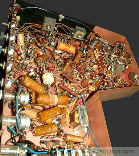 1948年Motorola的VT-71「Golden View」7吋電視機(jī)就是采用點(diǎn)對(duì)點(diǎn)接線。（圖片來(lái)源：Wikimedia/Westernelectric555）