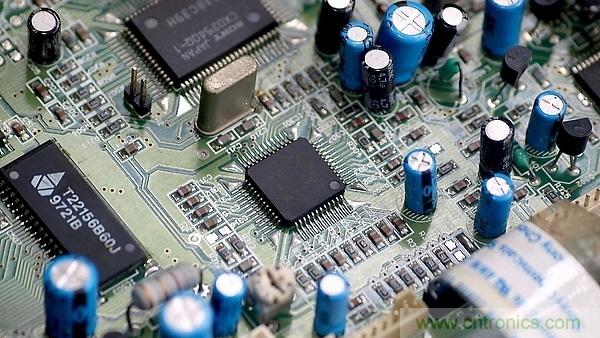 如何通過元件擺放來改善電路板的EMI？