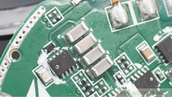 拆解華為保時(shí)捷設(shè)計(jì)快充無線充電器：憑啥能賣699？