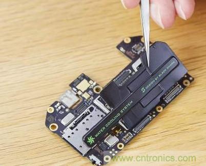 拆解黑鯊手機(jī)：多級(jí)直觸一體式液冷系統(tǒng)有什么門(mén)道？