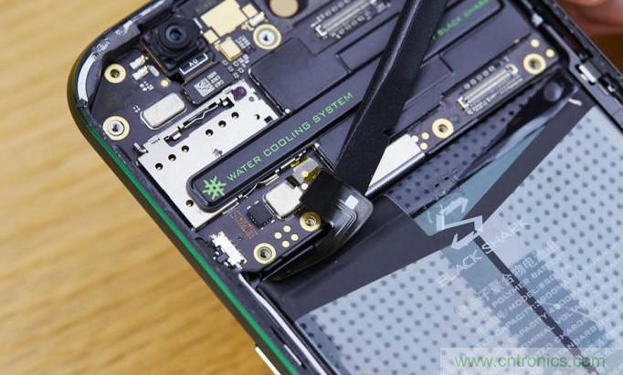 拆解黑鯊手機(jī)：多級(jí)直觸一體式液冷系統(tǒng)有什么門(mén)道？