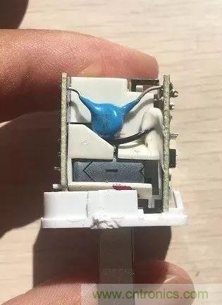 拆了個(gè)電容之后，我的iPhone也會(huì)自動(dòng)訂房了