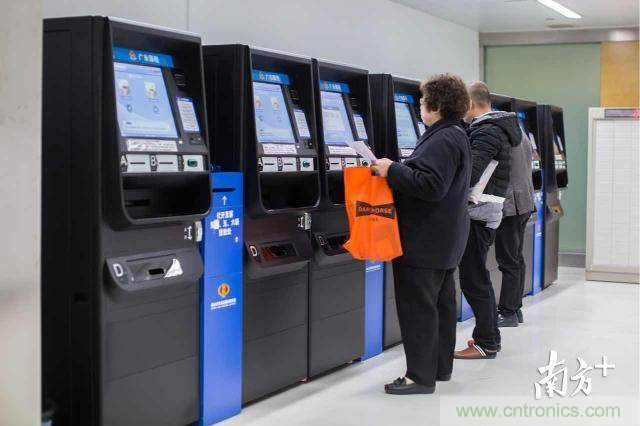 探路政務(wù)辦事柜臺&ldquo;無人化&rdquo;，引領(lǐng)&ldquo;互聯(lián)網(wǎng)+政務(wù)&rdquo;革新