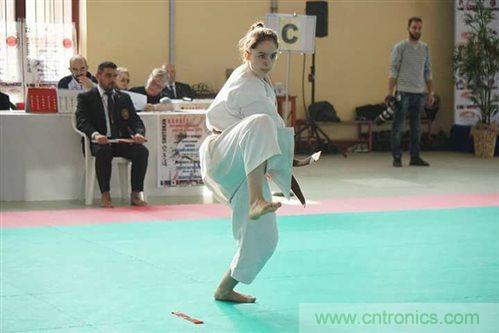 工程師將智能高科技編入時尚服裝，以幫助抑制青少年肥胖癥