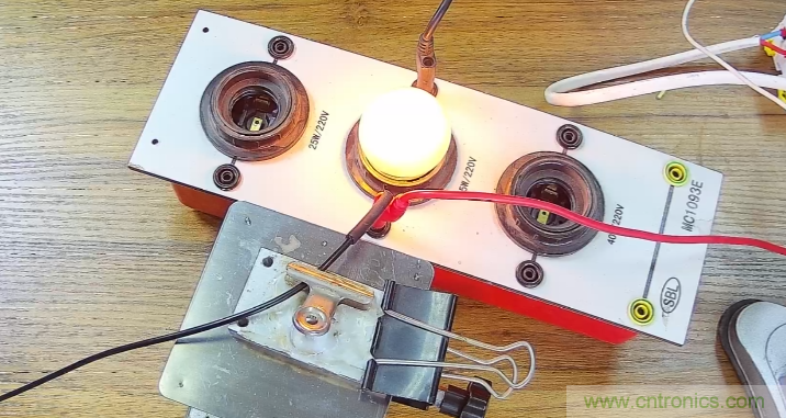 電燈泡內(nèi)通有交流電，為什么看不到燈泡在閃爍？