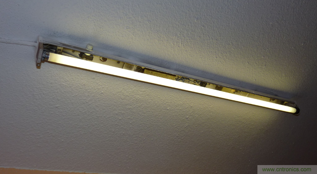 電燈泡內(nèi)通有交流電，為什么看不到燈泡在閃爍？