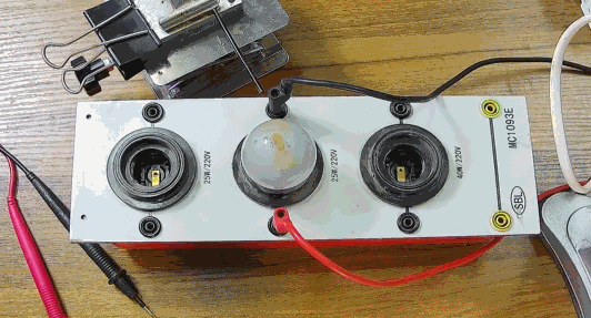 電燈泡內(nèi)通有交流電，為什么看不到燈泡在閃爍？