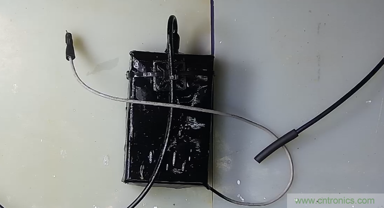 電燈泡內(nèi)通有交流電，為什么看不到燈泡在閃爍？