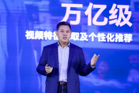 數(shù)據(jù)洪流下的算力突圍：英特爾以生態(tài)之力破局AI規(guī)?；? width=