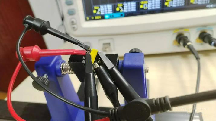 如何利用示波器快速判斷變壓器的同名端和異名端？